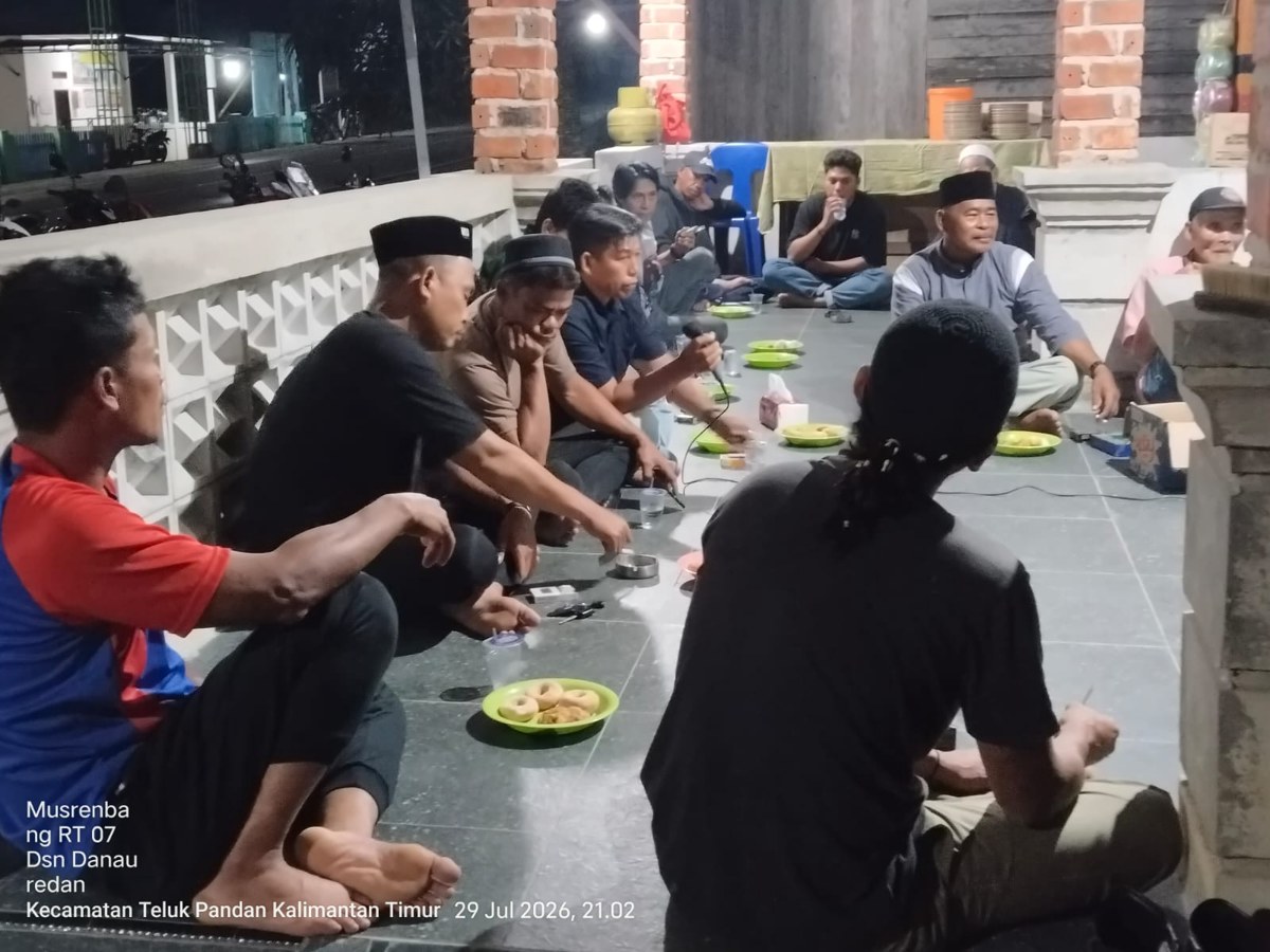 Antusiasme warga RT 07 terlihat saat mengikuti Musyawarah Tingkat RT yang digelar di kediaman Ketua RT 07.