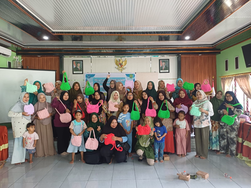 TP PKK Desa Danau Redan Gelar Pelatihan Pembuatan Tas Kerajinan untuk Tingkatkan Keterampilan Warga