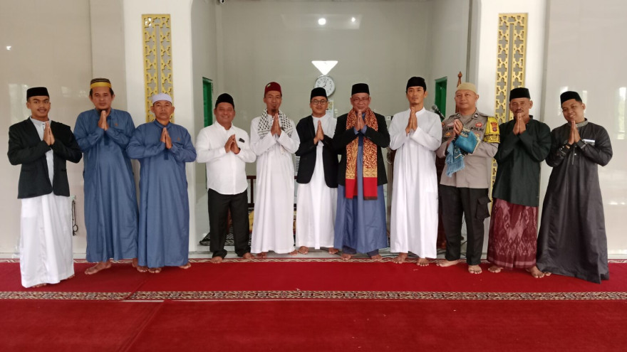 Kepala Desa Danau Redan dan Pengurus Masjid Al Barokah Sampaikan Ucapan Selamat Idulfitri 1447 H