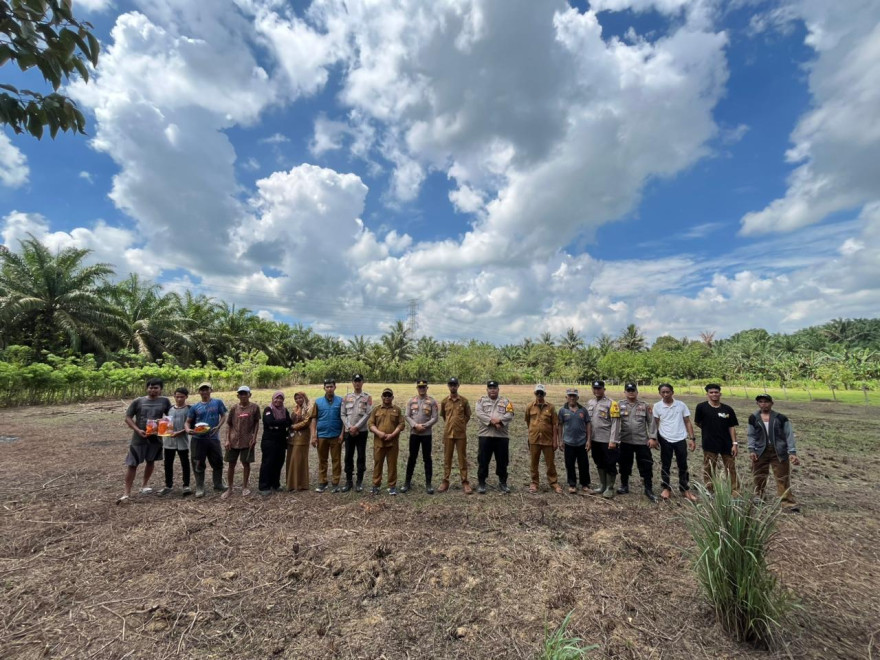 Pemdes Danau Redan Dukung Program Ketahanan Pangan SAHESADE, Kapolsek Teluk Pandan Lakukan Monitoring