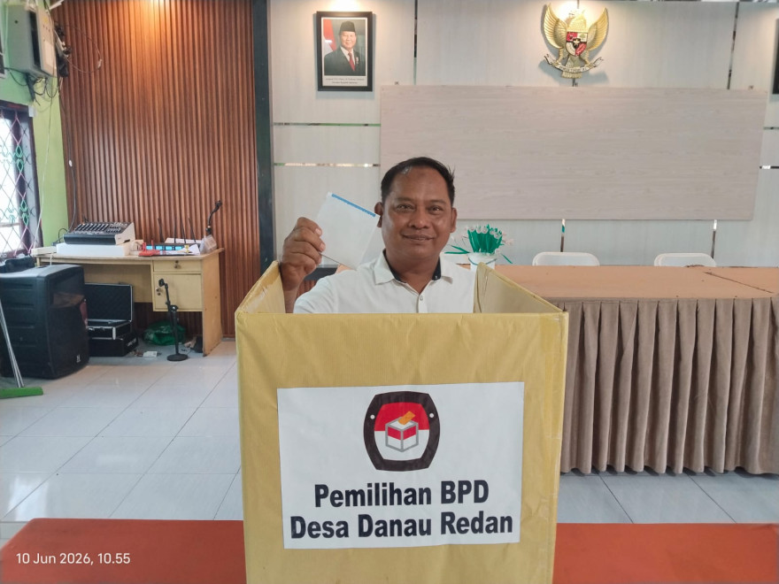 Kades Danau Redan Sabri, Pantau Langsung Pemilihan BPD Desa Danau Redan, Warga Antusias Datangi TPS